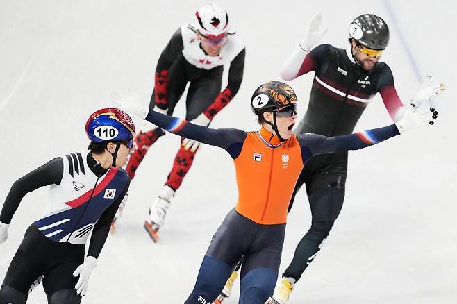 옌스 판트 바우트(가운데)가 남자 1500m 결선에서 가장 먼저 결승선을 통과한 뒤 포효하고 있다. 왼쪽은 은메달을 딴 황대헌, 오른쪽은 동메달을 딴 로버츠 크루즈버그스. 그 뒤로는 메달을 놓친 윌리엄 단지누. 밀라노=AP 뉴시스
