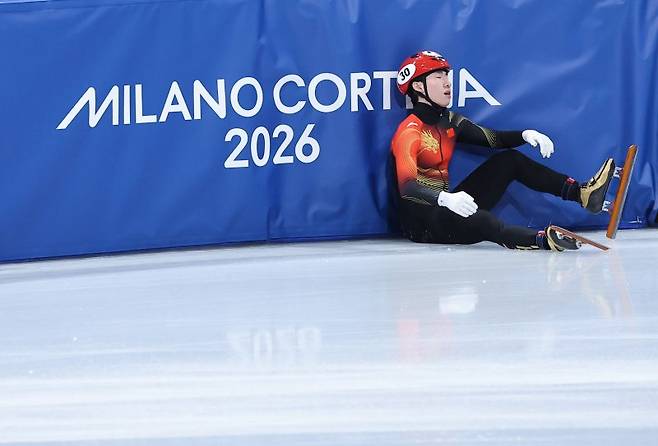14일(현지시간) 이탈리아 밀라노 아이스스케이팅 아레나에서 열린 2026 밀라노-코르티나담페초 동계올림픽 쇼트트랙 남자 1500m 준준결승에 출전한 중국의 린샤오쥔(한국명 임효준)이 경기 중 넘어진 뒤 아쉬워하고 있다. 연합뉴스