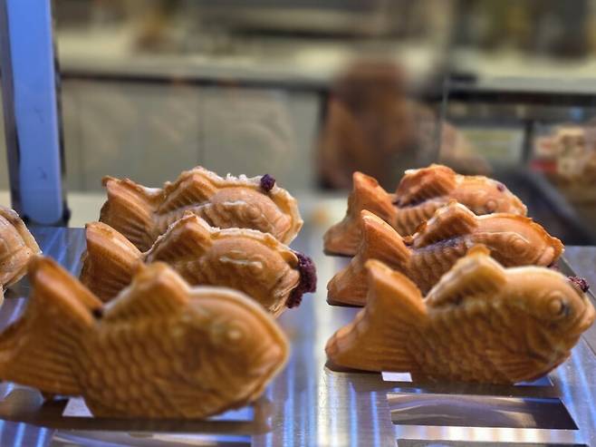 서울 영등포구 문래동 홈플러스의 푸드코트에서 파는 붕어빵. 너무 구워져서 약간 탄 모습마저도 구미를 당기게 한다.