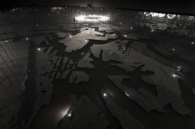 ‘태양의 도시 II’ 2014, 폴리카보네이트판, 아크릴 거울, LED 조명, 전기 배선, 가변 설치, ‘국립현대미술관 현대차 시리즈2014: 이불’ 전시 전경, 국립현대미술관, 서울, 2014. 국립현대미술관 커미션, 현대차 후원. 작가 및 BB&M 제공 © Lee Bul. 사진: 전병철. 작가 및 국립현대미술관 제공.