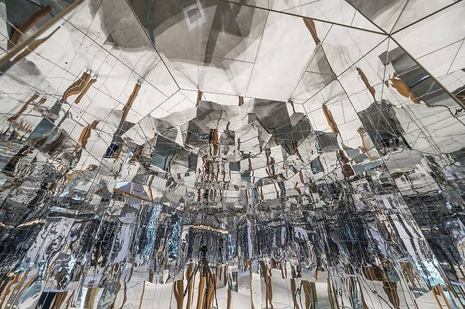 ‘비아 네가티바’ 2022 (2012년작 재제작) 목재, 아크릴 거울, 양방향 거울, LED 조명, 우드스테인, ‘의식의 기원’ 국문 및 영문판 약 290 x 600 x 600 cm ‘이불: 1998년 이후’ 전시 전경, 리움미술관, 서울, 2025. 작가 및 BB&M 제공. © Lee Bul. 사진: 전병철. 작가 및 리움미술관 제공.