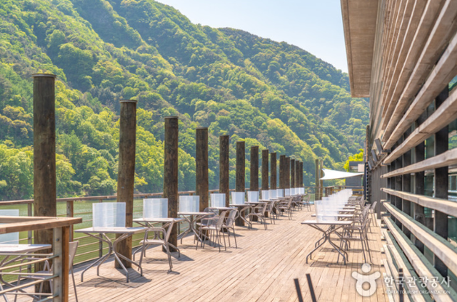 금강유원지를 끼고 있는 금강휴게소 야외 공간. 테이블이 설치돼 있어 금강의 물줄기와 산세를 감상할 수 있다. 한국관광공사 제공