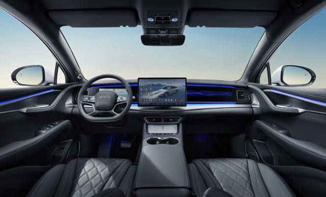 씨라이언7 운전석에는 10.25인치 계기판과 15.6인치 중앙 디스플레이가 설치돼 있다. BYD 제공