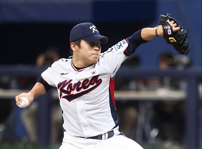 <yonhap photo-8829="">6일 서울 고척스카이돔에서 열린 한국 야구 대표팀과 상무 야구단의 연습 경기. 9회초 대표팀 투수 박영현이 역투하고 있다. [사진=연합뉴스]</yonhap>