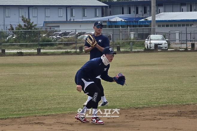 김혜성과 김주원이 WBC 대표팀 사이판 캠프에서 훈련하고 있다. 사이판=윤승재 기자