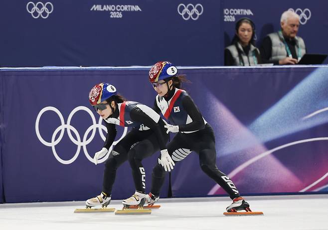 <yonhap photo-3517="">14일(현지시간) 이탈리아 밀라노 아이스스케이팅 아레나에서 열린 2026 밀라노ㆍ코르티나담페초 동계올림픽 쇼트트랙 여자 3000m 릴레이 준결승에 출전한 최민정이 마지막주자 김길리를 밀어주고 있다. [사진=연합뉴스]</yonhap>