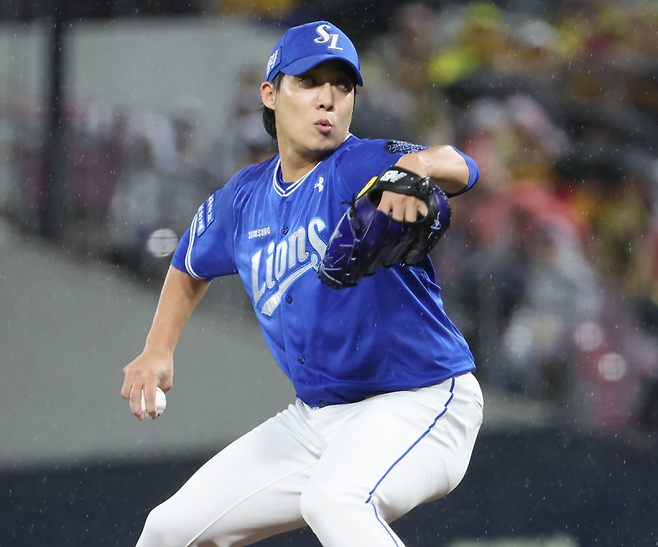 삼성 원태인이 KIA 타이거즈와 벌인 2024 한국시리즈에서 역투하고 있다. [사진 광주=정시종 일간스포츠 기자]