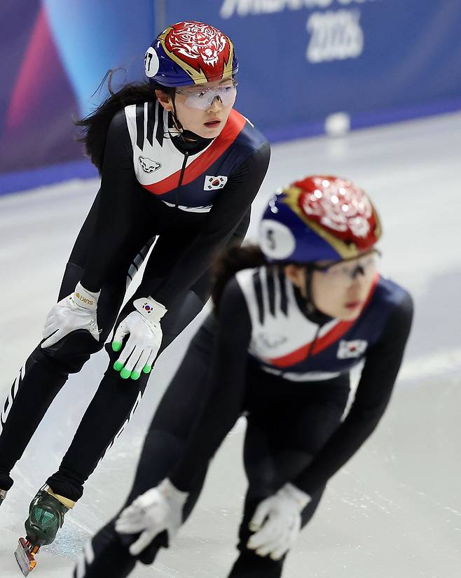 쇼트트랙 대표팀의 심석희와 최민정(사진 앞)이 6일(현지시간) 이탈리아 밀라노 아이스 스케이팅 아레나에서 훈련을 하고 있다. 뉴스1