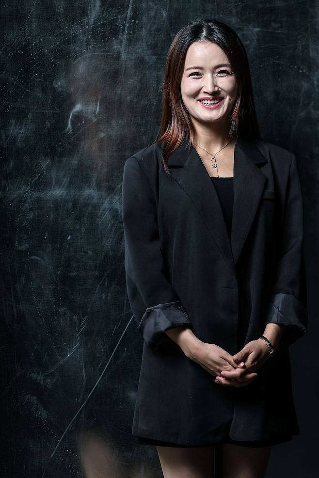 영화 '휴민트' 속 배우 신세경 실제 모델인 탈북여성 한수애 씨가 13일 서울 마포구에서 중앙일보와 인터뷰하고 있다. 김성룡 기자