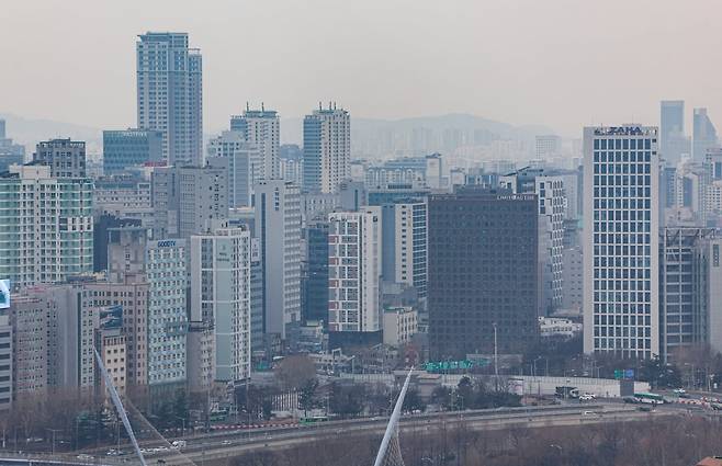 10일 서울 여의도 금융투자협회에서 바라본 영등포구 아파트 모습.  /사진=임형택 기자