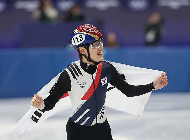 12일(현지시간) 이탈리아 밀라노 아이스스케이팅 아레나에서 열린 2026 밀라노ㆍ코르티나담페초 동계올림픽 쇼트트랙 남자 1,000m 결승에서 동메달을 획득한 한국 임종언이 태극기를 몸에 두르고 기뻐하고 있다. 연합뉴스