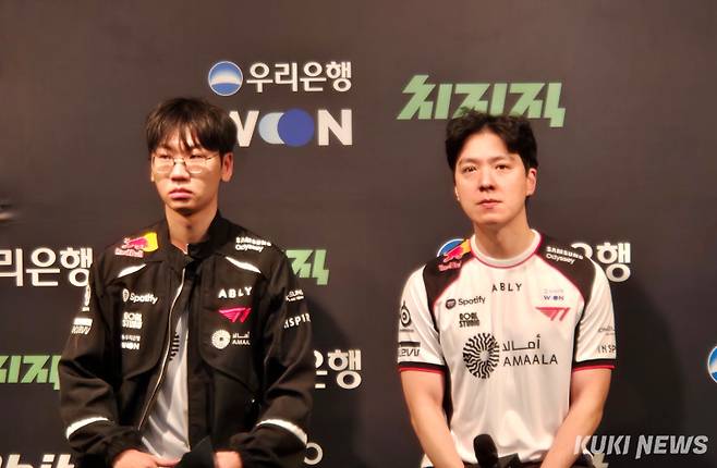 ‘도란’ 최현준(왼쪽)과 김정균 T1 감독이 15일 오후 5시 서울 종로구 치지직 롤파크 LCK 아레나에서 열린 ‘2026 LCK컵’ 플레이오프 2라운드 BNK 피어엑스와와 경기가 끝난 뒤 기자회견에 참석하고 있다. 송한석 기자