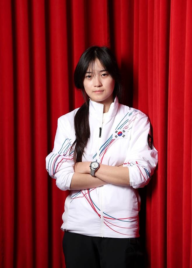 최가온이 오메가 올림픽 에디션을 착용하고 포즈를 취하고 있다. 오메가