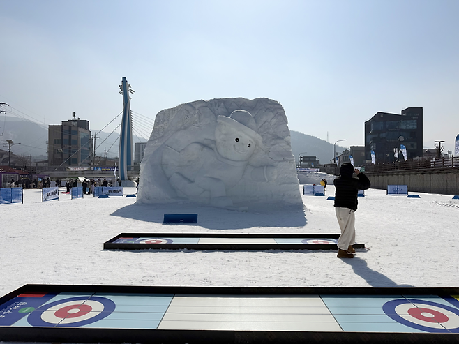 빙판 위 컬링 체험 / 사진= 문서연 여행+ 기자