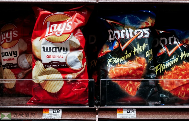 매출의 절반 이상(약 60%)이 스낵·과자 부문에서 나오는 펩시코. 탄산음료(펩시, 게토레이 등) 부문은 약 40%를 차지한다.