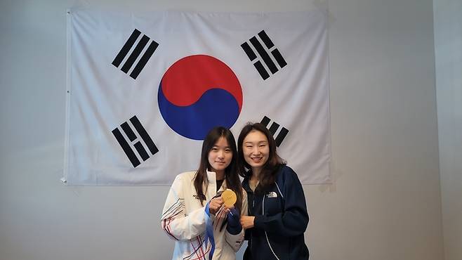 스노보드 금메달리스트 최가온(왼쪽)이 15일 이탈리아 밀라노 선수촌 내 한국 선수단 숙소를 찾아 쇼트트랙 최민정과 함께 기념 촬영을 하고 있다. 대한체육회