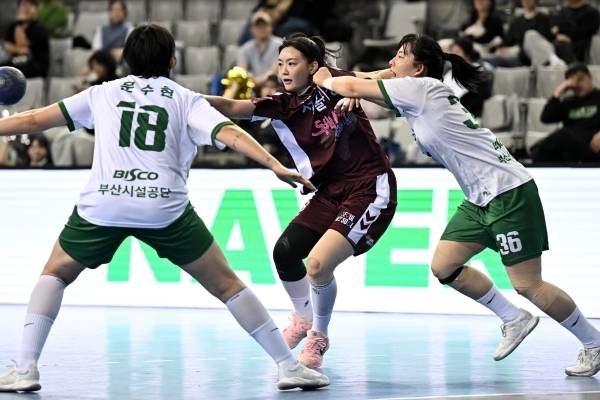 사진 패스하는 서울시청 조수연