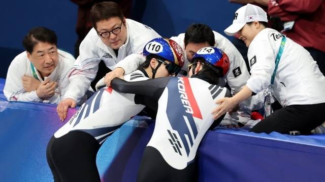 황대헌(가운데)이 15일(한국시간) 이탈리아 밀라노 아이스스케이팅 아레나에서 열린 2026 밀라노·코르티나동계올림픽 쇼트트랙 남자 1500m에서 2위로 결승선을 통과한 뒤 함께 경기한 신동민, 코칭스태프와 서로를 격려하고 있다. 뉴시스