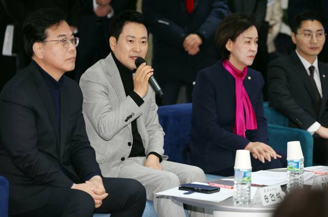 장동혁(왼쪽 두 번째) 국민의힘 대표가 지난 11일 오전 대구 북구 침산동 대구창조경제혁신센터에서 열린 대구 스타트업 간담회에서 인사말을 하고 있다. 연합뉴스