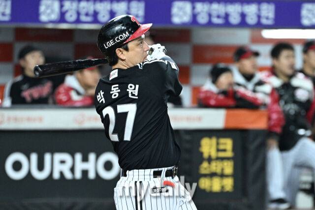 30일 대전 한화생명 볼파크 야구장에서 열린 '2025 신한 SOL 뱅크 KBO 한국시리즈 4차전' LG 트윈스와 한화 이글스 경기. LG 박동원이 9회초 무사 1루에 투런포를 치고 있다./마이데일리