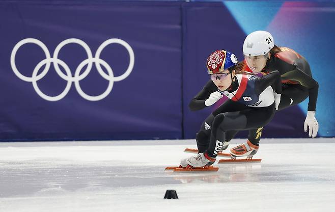 15일 이탈리아 밀라노 아이스스케이팅 아레나에서 열린 2026 밀라노ㆍ코르티나 동계올림픽 쇼트트랙 여자 3000m 릴레이 준결승에 출전한 최민정이 선두 자리로 올라서고 있다. [연합]