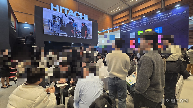 세미콘 코리아 2026에 참여한 히타치 그룹의 부스는 채용 설명회를 듣기 위한 학생들로 북적였다. 박지영 기자.
