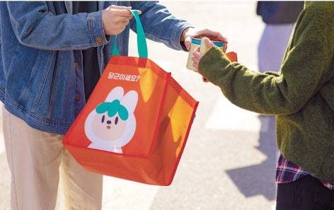 당근마켓 이용자들이 중고거래를 하고 있다. [당근 제공]