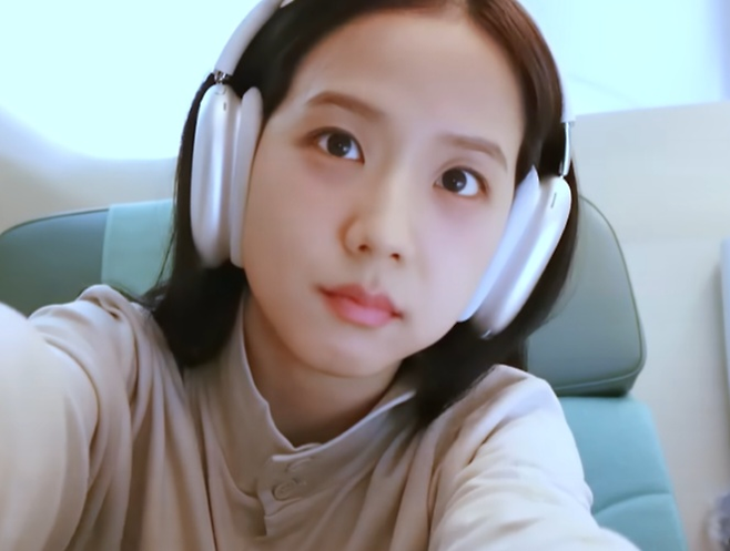 애플 에어팟 맥스를 착용한 지수 [유튜브 갈무리]