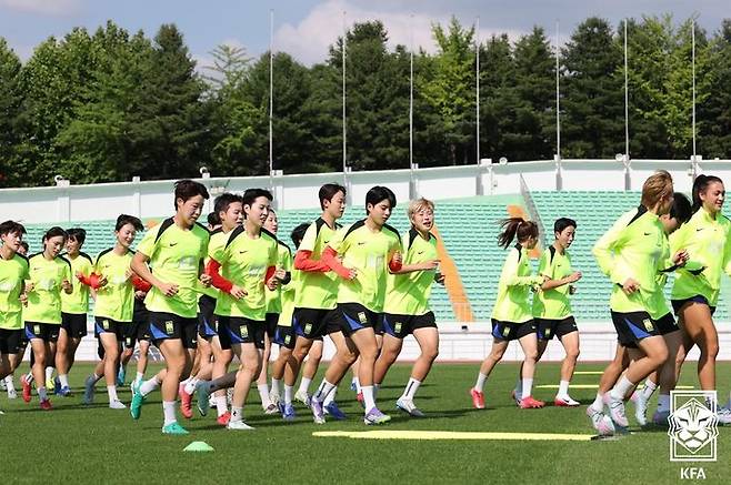 [서울=뉴시스] 신상우 감독이 이끄는 여자 축구 국가대표팀. (사진=대한축구협회 제공) *재판매 및 DB 금지