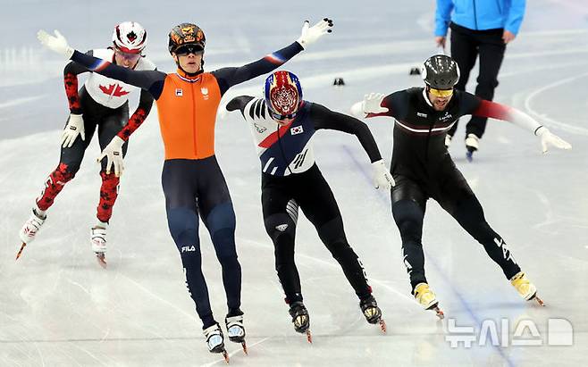 [밀라노=뉴시스] 박주성 기자 = 14일 (현지 시간) 이탈리아 밀라노 아이스 스케이팅 아레나 경기장에서 열린 2026 밀라노·코르티나담페초 동계올림픽 쇼트트랙 남자 1500m 결승에서 황대헌이 2위로 결승선을 통과하고 있다. 2026.02.15. park7691@newsis.com
