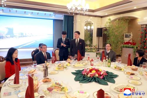 북한, 중국대사관원들을 위한 친선모임 진행 북한, 중국대사관원들을 위한 친선모임 진행  (평양 조선중앙통신=연합뉴스) 설명절에 즈음해서 북한 주재 중국대사관 성원들을 위한 친선모임이 14일 원산갈마해안관광지구에서 진행되었다고 조선중앙통신이 15일 보도했다. 2026.2.15      [국내에서만 사용가능. 재배포 금지. For Use Only in the Republic of Korea. No Redistribution]   nkphoto@yna.co.kr (끝) <저작권자(c) 연합뉴스, 무단 전재-재배포, AI 학습 및 활용 금지>