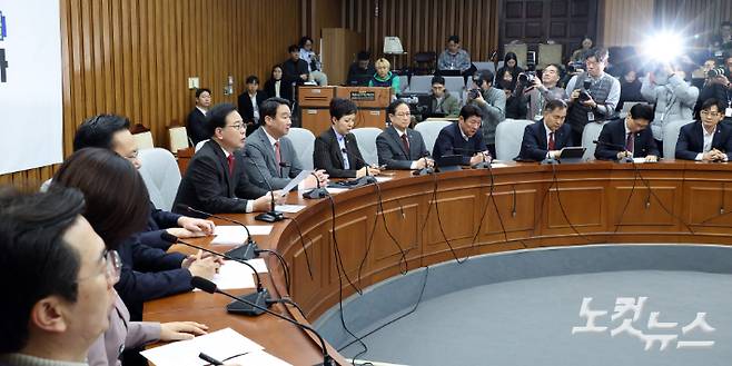 국민의힘 송언석 원내대표가 서울 여의도 국회에서 열린 원내대책회의에서 발언을 하고 있다. 윤창원 기자