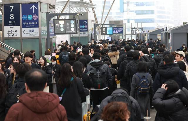 ▲설 명절 연휴를 앞둔 13일 서울역에서 귀성객들이 고향으로 향하는 KTX 열차로 향하고 있다. ⓒ연합뉴스