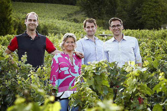 듀발 르로이 패밀리. 오른쪽부터 줄리앙,&nbsp;&nbsp;샤를, 캐롤, 루이. 홈페이지