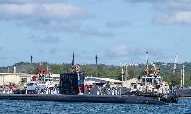 미 해군 LA급 핵추진잠수함이 괌 해군기지에 입항하고 있다. 세계일보 자료사진