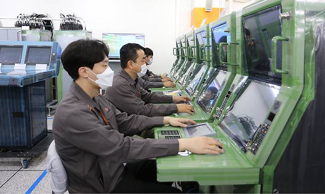 한화시스템 관계자들이 전투체계(CMS)를 활용한 대잠전 모의 수행을 하고 있다. 한화시스템 제공