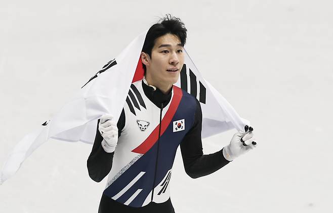 쇼트트랙 황대헌이 14일(현지 시간) 이탈리아 밀라노 아이스 스케이팅 아레나에서 열린 2026 밀라노·코르티나 담페초 동계올림픽 쇼트트랙 스피드스케이팅 남자 1500m에서 은메달을 차지한 뒤 태극기를 들고 경기장을 돌고 있다. 뉴시스