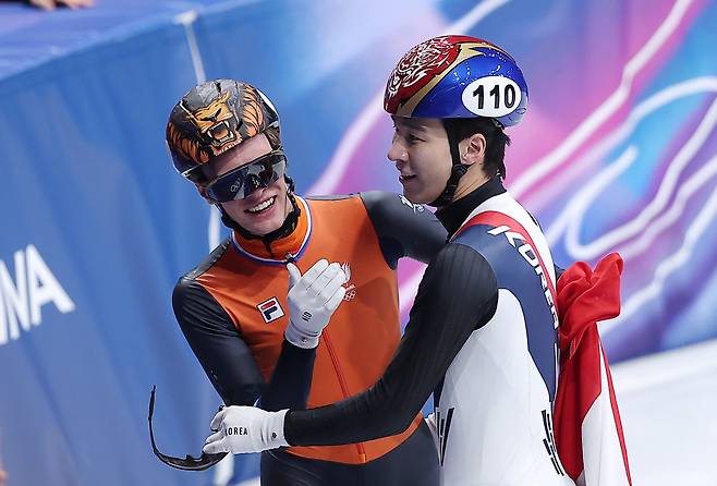 쇼트트랙 황대헌이 14일(현지시간) 이탈리아 밀라노 아이스스케이팅 아레나에서 열린 2026 밀라노·코르티나담페초 동계올림픽 쇼트트랙 남자 1500m 결승에서 은메달을 확보한 후 금메달을 획득한 네덜란드 옌스 판트 바우트와 포옹하고 있다. 뉴스1