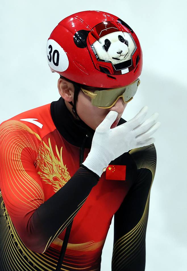 14일 (현지 시간) 이탈리아 밀라노 아이스 스케이팅 아레나 경기장에서 열린 2026 밀라노·코르티나담페초 동계올림픽 쇼트트랙 남자 1500m 준준결승에서 중국 린샤오쥔이 경기도중 넘어져 아쉬워하고 있다. 뉴시스
