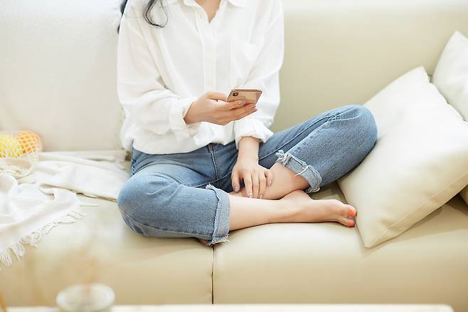많은 청바지 제조업체들은 잦은 세탁이 원단 손상과 색 바램을 유발할 수 있다고 안내하고 있다. 물세탁 대신 부분 세탁이나 통풍을 통한 관리 방법을 추천하기도 한다.&nbsp;클립아트코리아 제공