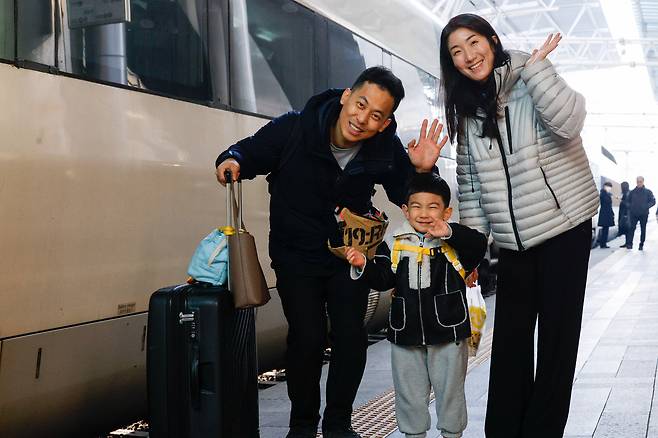 설 연휴를 앞둔 12일 서울 중구 서울역에서 귀성길에 오른 한 가족이 열차를 타기 위해 이동하고 있다. 유희태 기자