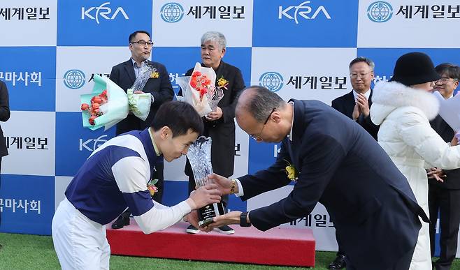 15일 경기 과천 렛츠런파크 서울에서 열린 ‘제24회 세계일보배 대상경주’에서 세계일보 이기식 사장이 조인권 기수에게 우승컵을 수여하고 있다. 이제원 선임기자