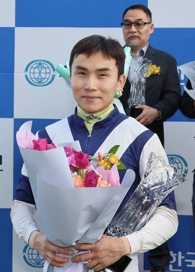15일 경기 과천 렛츠런파크 서울에서 열린 ‘제24회 세계일보배 대상경주’에서 우승한 조인권 기수가 기념사진을 찍고 있다. 이제원 선임기자