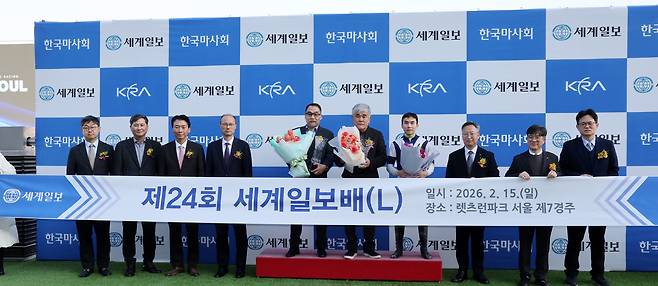 15일 경기 과천 렛츠런파크 서울에서 열린 ‘제24회 세계일보배 대상경주’에서 세계일보 엄형준 전무(왼쪽부터), 박희준 편집인, 박정훈 부사장, 이기식 사장, 방동석 조교사, 박남성 마주, 조인권 기수, 송대영 경마본부장, 유병욱 홍보실장, 여학수 경마운영처장이 기념사진을 촬영하고 있다. 이제원 선임기자