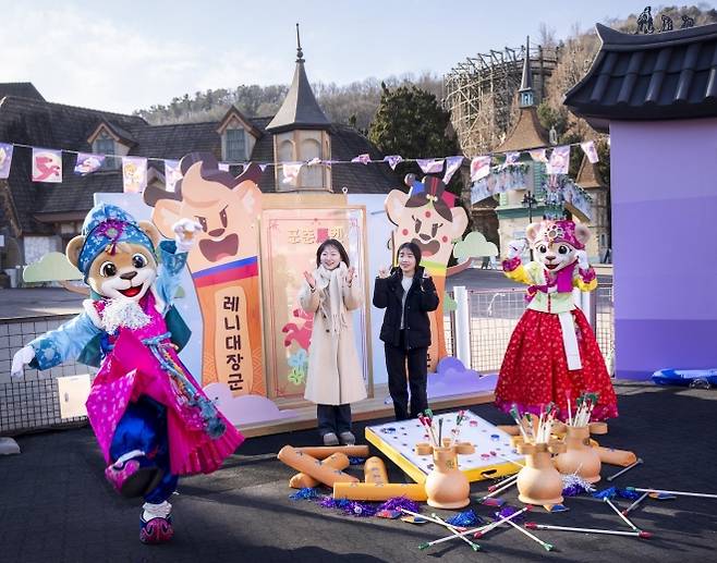 에버랜드 설날 이벤트 중 하나인  레니·라라의 한복 포토타임과 전통놀이 체험. 에버랜드 제공.