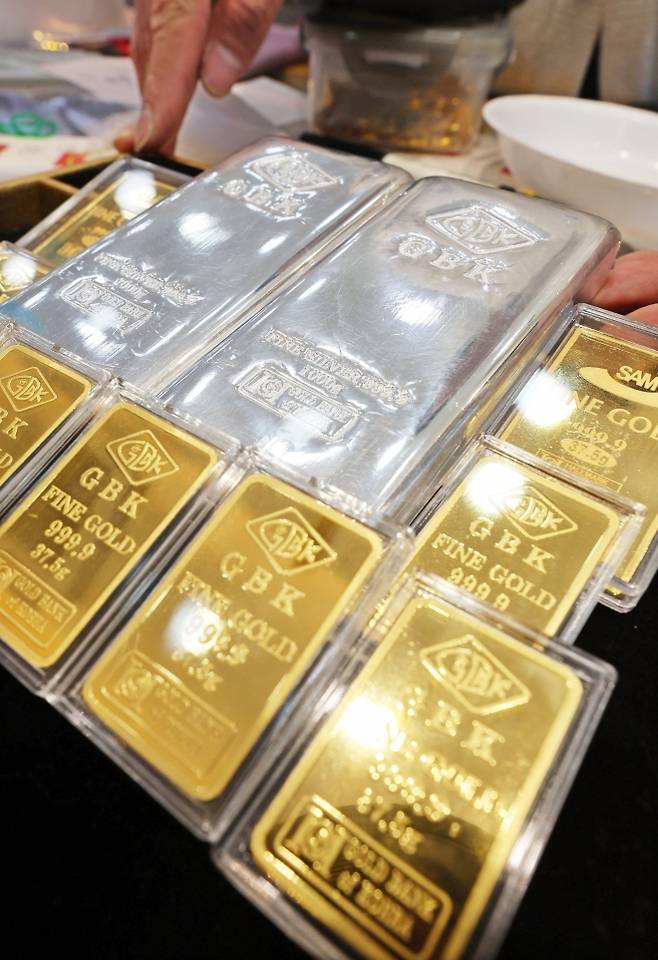 도널드 트럼프 미 대통령이 케빈 워시 전 연방준비제도(Fed·연준) 이사를 차기 연준 의장 후보로 지명한 가운데 지난달 30일(현지시간) 국제 금값과 은값이 폭락했다. 로이터에 따르면 금 현물은 31일 전장 대비 9.5% 급락한 온스당 4883.62달러, 은 현물은 전장 대비 27.7% 급락한 83.99달러에 거래되며 온스당 100달러선 아래로 떨어졌다.  사진은 지난 1일 서울 시내 한 금은방에서 직원이 골드바와 실버바를 정리하는 모습. 연합뉴스