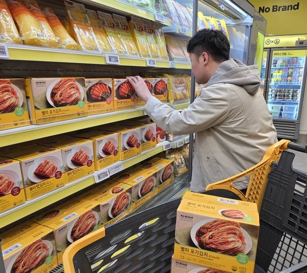 서울 시내 한 이마트 매장에서 소비자가 노브랜드 김치를 고르고 있다. 사진 제공=이마트