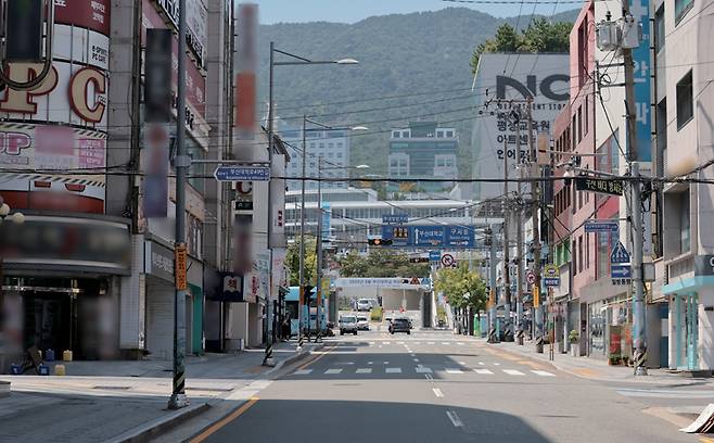 개강 준비가 한창인 지난해 8월19일 부산 금정구 부산대학교 부산캠퍼스 정문 일대의 썰렁한 대학가 모습 ⓒ 시사저널 박정훈