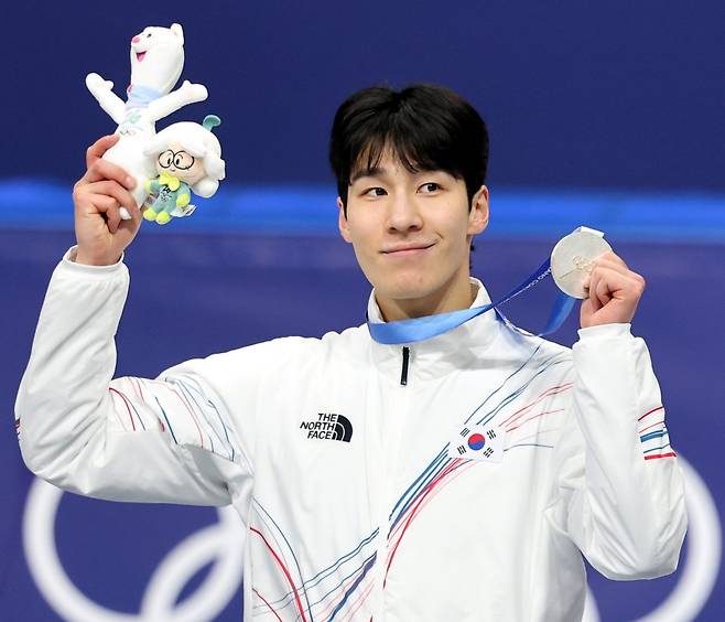 황대헌이 15일(한국시간) 밀라노 아이스스케이팅 아레나에서 열린 2026밀라노·코르티나담페초동계올림픽 쇼트트랙 남자 1500m 결선에서 은메달을 따낸 뒤 시상대 위에서 은메달을 들어보이고 있다. 밀라노ㅣ뉴시스