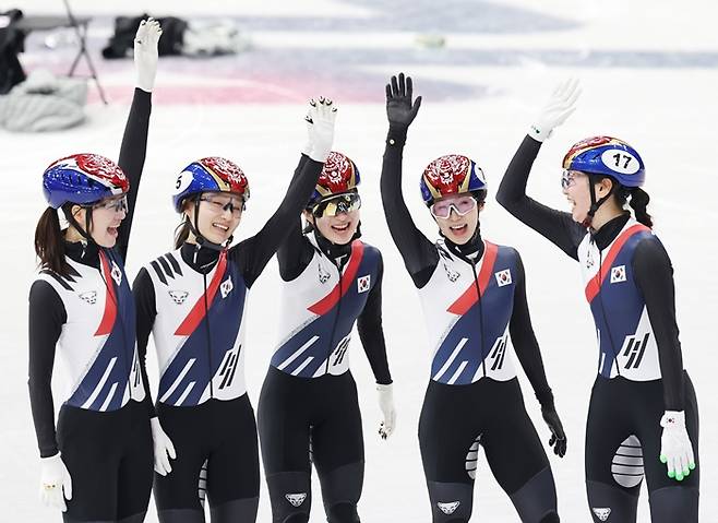 ▲ 밀라노-코르티나담페초 동계올림픽 개막을 이틀 앞둔 4일(현지시간) 밀라노 아이스스케이팅 아레나에서 훈련을 마친 한국 쇼트트랙 여자 선수들이 기념사진을 찍고 있다. 오른쪽부터 심석희, 이소연, 김길리, 최민정, 노도희. ⓒ연합뉴스